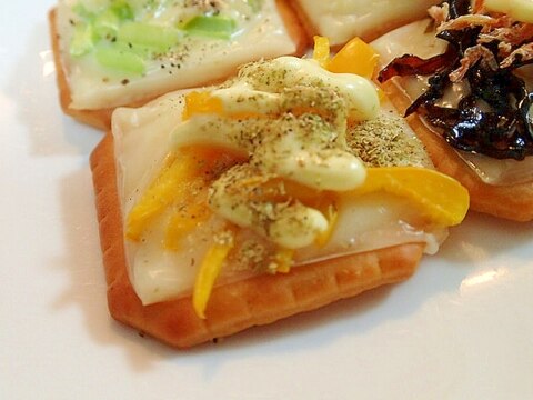 オレガノ/マヨで　チーズとパプリカの焼きクラッカー
